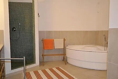 Sleeps 4 Air Con Wifi